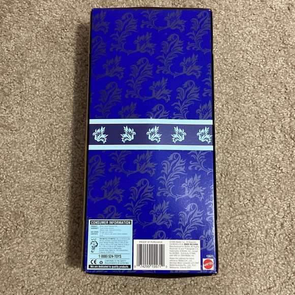 1995 Avon Winter Velvet Barbie - Picture 6 of 7